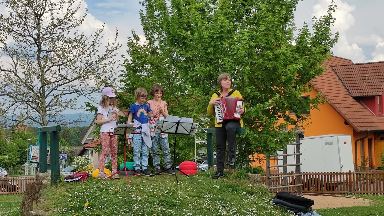 Elisa, Elisabeth und Mirja spielen Blockflöte im Mai