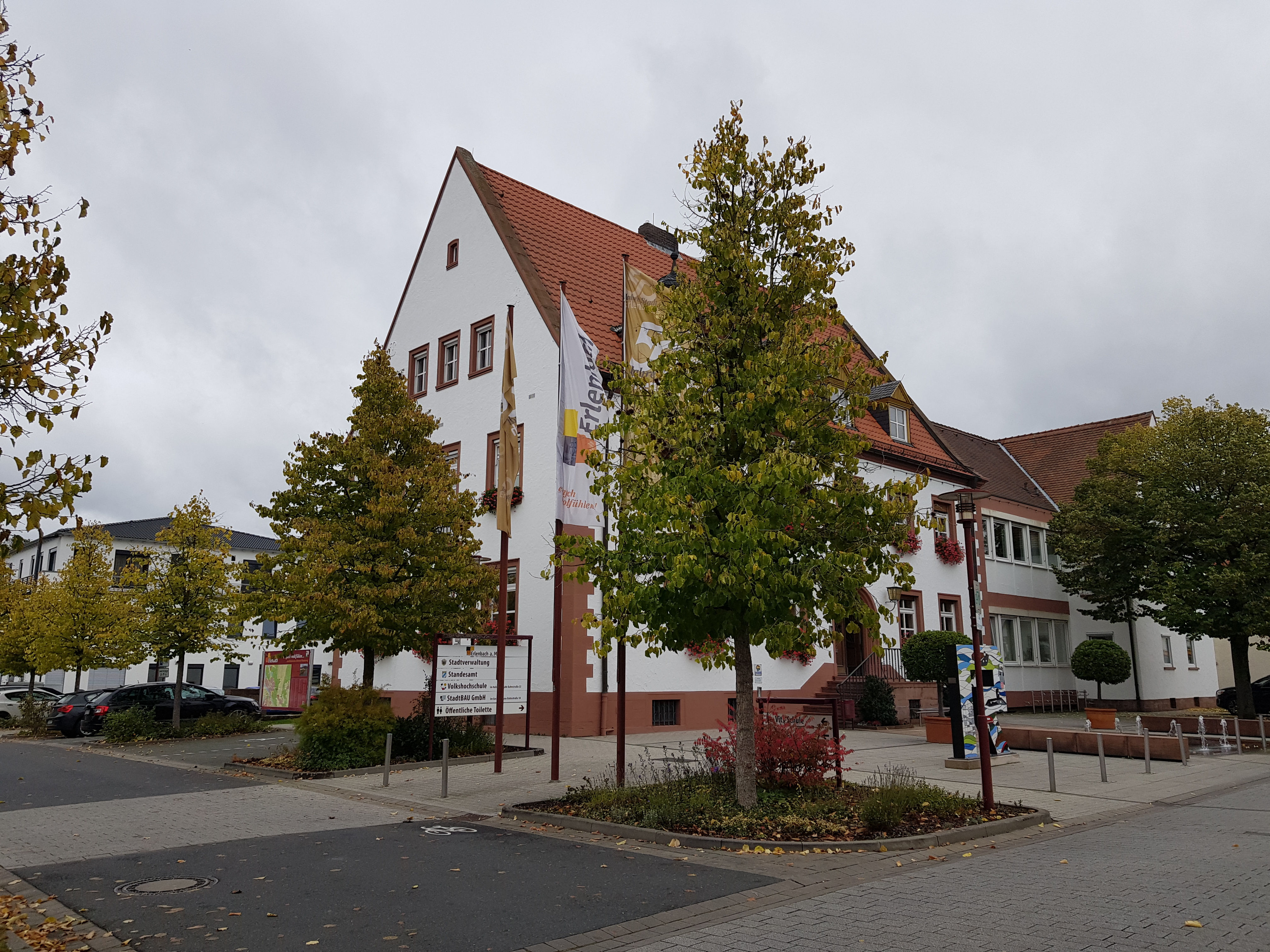 Rathaus Seitenansicht bewölkt