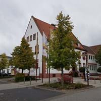 Rathaus Seitenansicht bewölkt