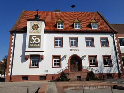 Rathaus groß mit 50 Jahre Logo