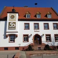 Rathaus groß mit 50 Jahre Logo