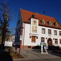 Rathaus mit 50 Jahre Logo und Buchstabe R