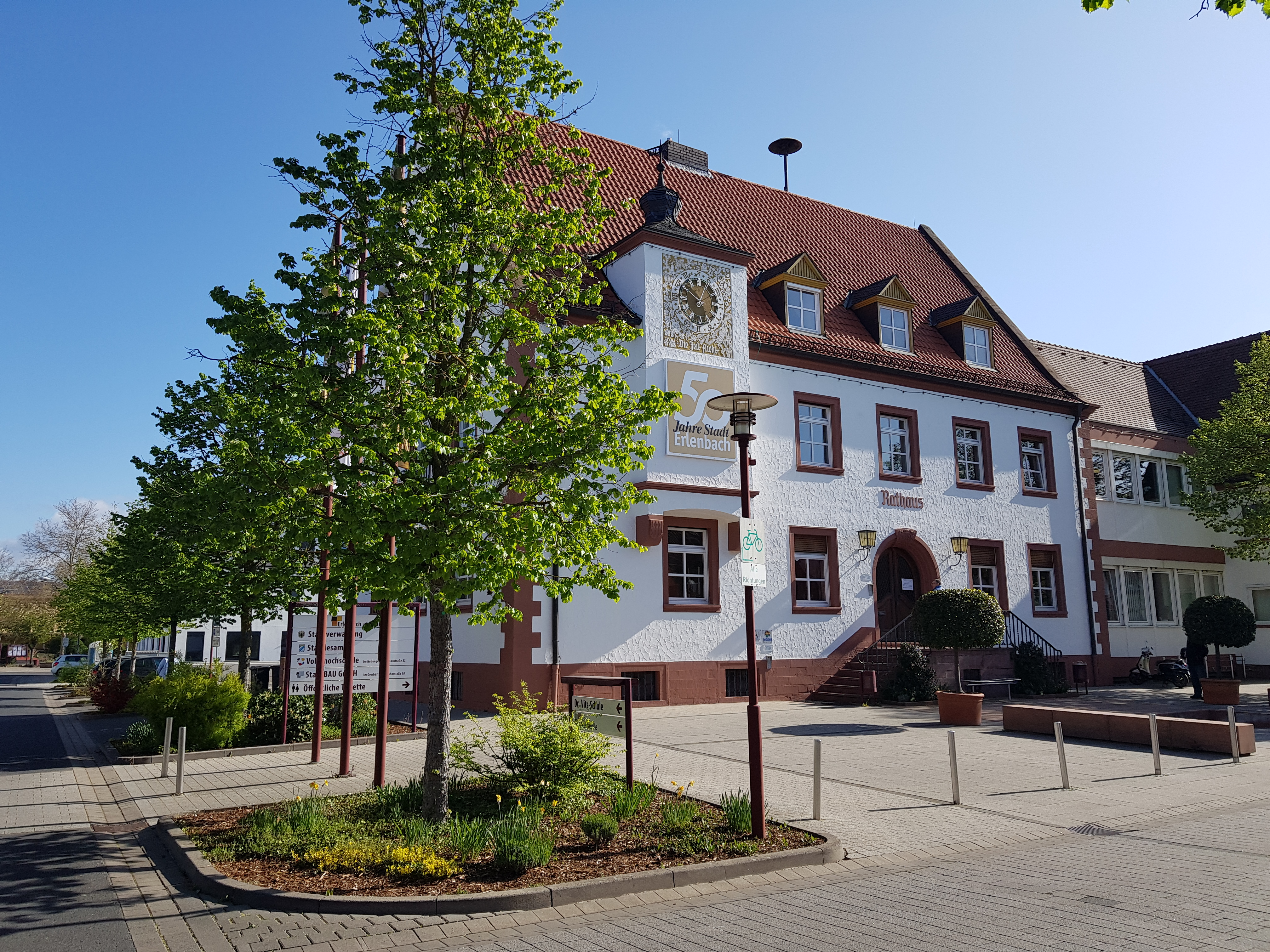 Rathaus mit 50 Jahre Logo_seitliche Ansicht_sonnig