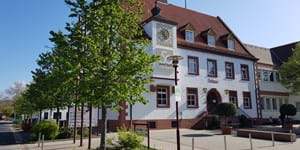 Rathaus mit 50 Jahre Logo_seitliche Ansicht_sonnig