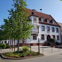 Rathaus mit 50 Jahre Logo_seitliche Ansicht_sonnig