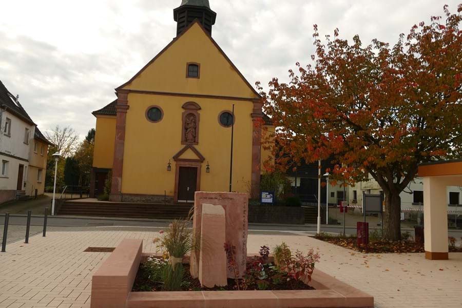 Viktor-Ackermann-Platz gegenüber Kirche St. Josef