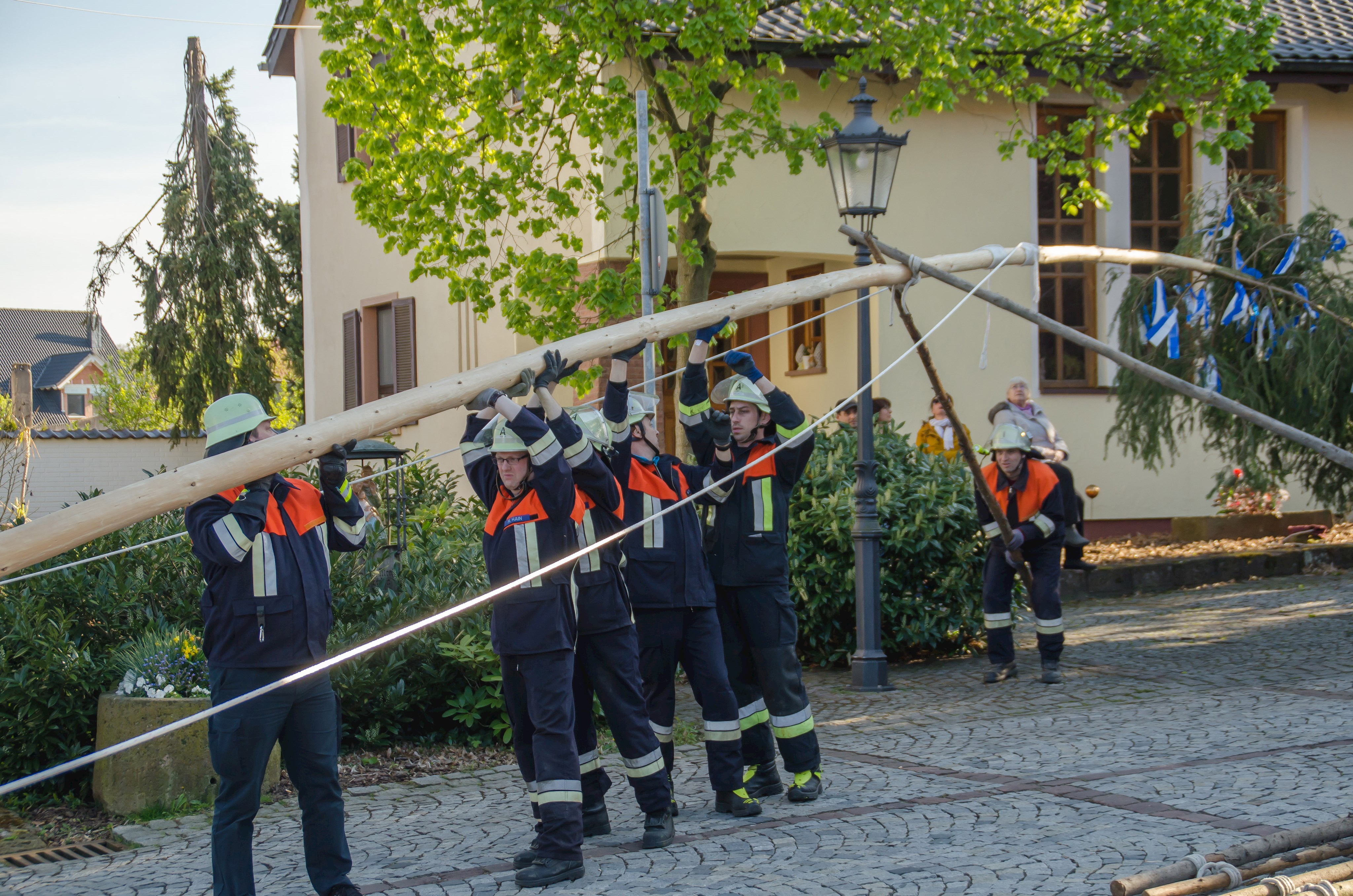 Maibaumaufstellungen in Erlenbach - Mechenhard - Streit