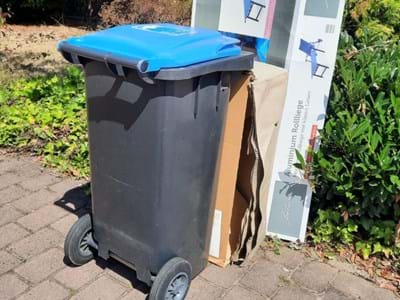 Blaue Tonne